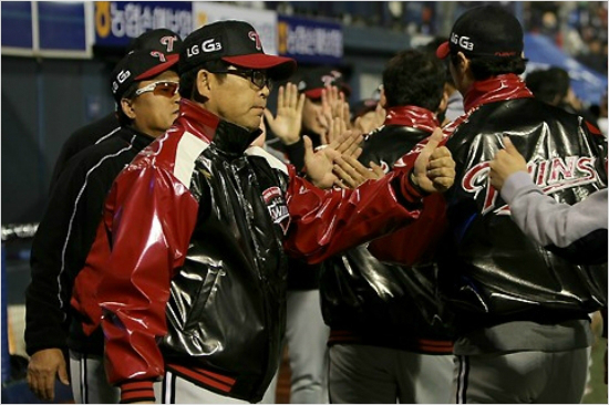 넥센과플레이오프2차전에서승리를거둔뒤선수들을격려하고있는양상문감독.(자료사진=LG)