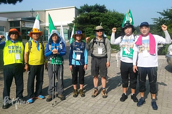 ▲2013년7월전국탈핵희망보도순례에참가한아들이균도(사진우측2번째),아버지이진섭씨(사진우측첫번째).<비마이너제공>