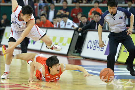 SK이현석이루즈볼을잡기위해몸을날리고있다(사진제공/KBL)