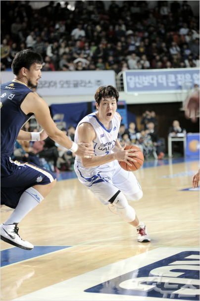 삼성의신인김준일이2일전주에서열린KCC와의원정경기에서하승진을상대로돌파를시도하고있다(사진제공/KBL)