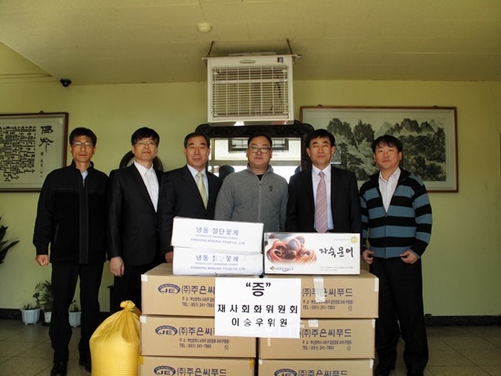 ▲이승우보호위원은3일부산지부를방문해급식용생선류등(160만원상당)을전달하고기념촬영.<부산지부제공>