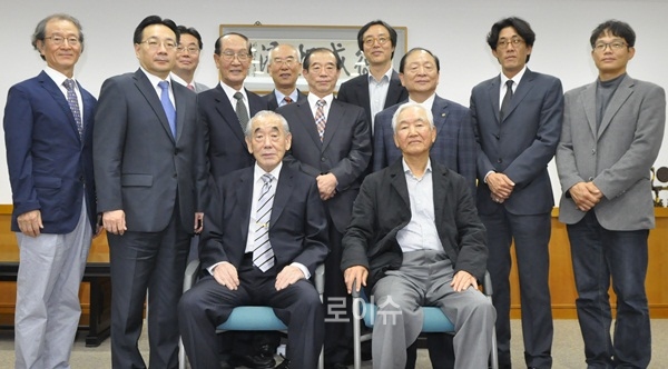 ▲박해곤이사장(앞줄왼쪽),김정식이사장(오른쪽)등양측주요인사기념촬영.<신라대제공>