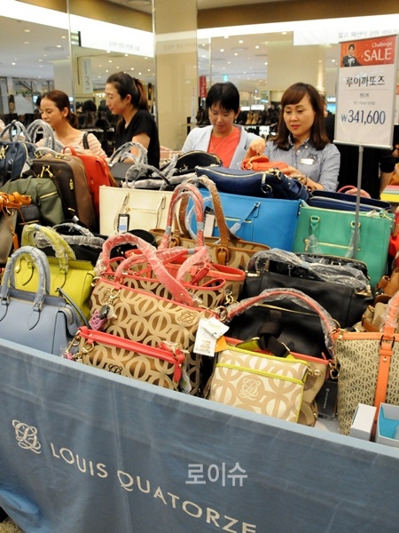 ▲지난해롯데백화점부산본점에서진행한‘핸드백박람회’모습.<롯데부산본점제공>