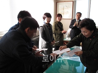 ▲김나현보호위원이장학금을전달하고격려하고있다.<한국법무보호복지공단부산지부제공>