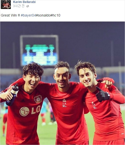 카림벨라라비(사진중앙)가경기후자신의SNS에올린사진.손흥민,하칸찰하노글루와함께포즈를취했다(사진=카림벨라라비SNS캡처)