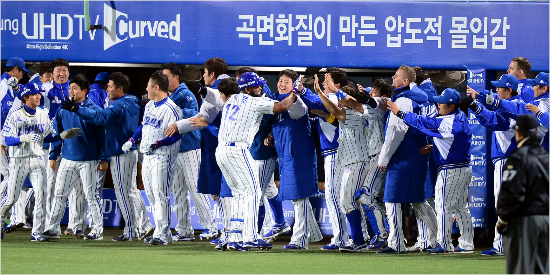 '이렇게선수들이많은데...'삼성선수들이4일넥센과한국시리즈1차전에서3회나바로의동점홈런이나오자기뻐하고있는모습.(대구=삼성)