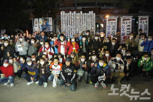 롯데팬100여명이최근불거진롯데자이언츠사태와관련해5일저녁7시사직야구장앞에서집회를연가운데한롯데팬이삭발식을진행하고있다.(사진=부산CBS송호재기자)