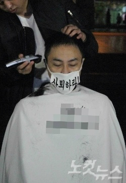 롯데팬100여명이최근불거진롯데자이언츠사태와관련해5일저녁7시사직야구장앞에서집회를연가운데한롯데팬이삭발식을진행하고있다.(사진=부산CBS송호재기자)