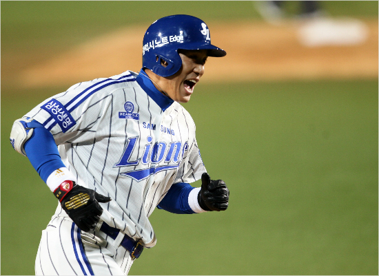 '2년만에터졌다'삼성이승엽이5일넥센과한국시리즈2차전에서3회승부에쐐기를박는2점홈런을터뜨린뒤환호성을지르며그라운드를돌고있다.(대구=삼성라이온즈)