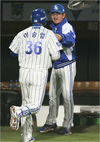 '감독님,이제희망고문은끝!'이승엽이5일넥센과한국시리즈2차전에서3회2점홈런을뽑아낸뒤류중일감독의축하를받고있다.(대구=삼성)