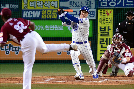 '느낌,팍왔어!'이승엽이5일넥센과한국시리즈2차전에서3회소사를상대로통렬한장타를뽑아낸뒤타구를응시하고있다.(대구=삼성라이온즈)