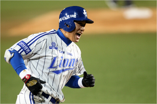 '라이언킹의포효'삼성이승엽이5일넥센과한국시리즈2차전에서3회2점홈런을날린뒤그라운드를돌고있다.(대구=삼성라이온즈)