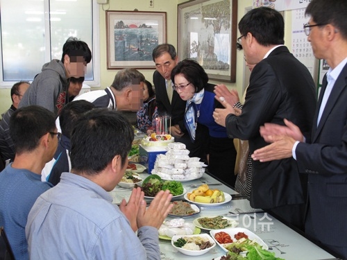 ▲무의탁출소자합동생일잔치를열고있다.<부산지부제공>