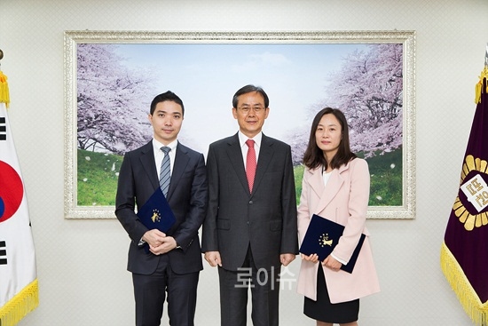 ▲박흥대법원장이국선전담변호사2명에게위촉장을수여하고기념촬영.<부산고법제공>