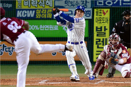 '바로이느낌이야'이승엽이5일넥센과한국시리즈2차전에서3회소사를상대로2점홈런을터뜨리는모습.(자료사진=삼성)