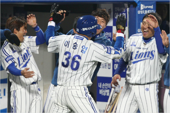 '이래야이승엽이지'이승엽이5일넥센과2차전에서홈런을때린뒤더그아웃으로들어오자동료들이격하게축하해주고있는모습.(자료사진=삼성라이온즈)