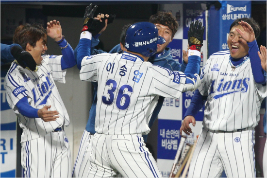 '이제올라왔어!'삼성선수들이5일2차전에서이승엽의쐐기2점홈런이터지자기뻐하는모습.(자료사진=삼성)