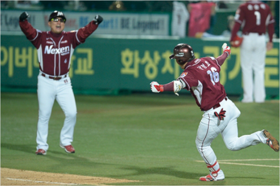 '이런장면또나와야하는데'4일1차전에서강정호가결승2점홈런을터뜨린뒤환호하는모습.왼쪽은심재학코치.(자료사진=넥센히어로즈)