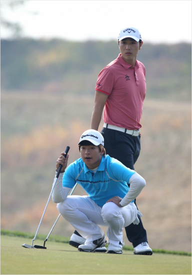 한국프로골프투어상금랭킹1위김승혁(아래)은평소절친한친구이자현재미국프로골프투어상금랭킹1위에올라있는배상문과함께경기한신한동해오픈1라운드에서판정승을거뒀다.(자료사진=신한금융그룹)