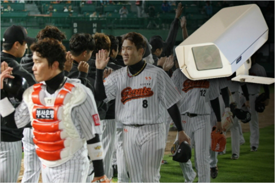 '누군가나를보고있다'롯데구단은최근김시진감독의사퇴와구단의불법CCTV사찰사태까지터지면서우환이겹치고있다.사진은올시즌마지막홈경기때승리를거둔선수들의모습.(자료사진=롯데,노컷뉴스)
