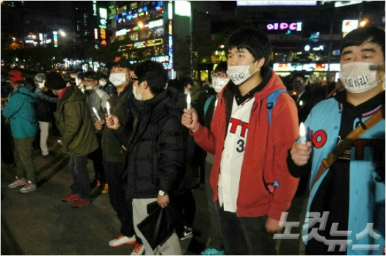 '분노한팬심'롯데구단의비상식적인행태에사직구장앞에서구단수뇌부사퇴시위를벌이고있는롯데팬들.(자료사진=노컷뉴스)