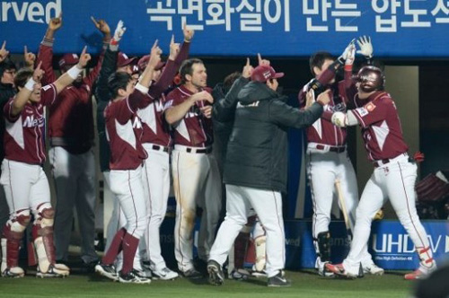 ▲한국시리즈1차전승리후기뻐하는넥센선수들.사진│넥센히어로즈