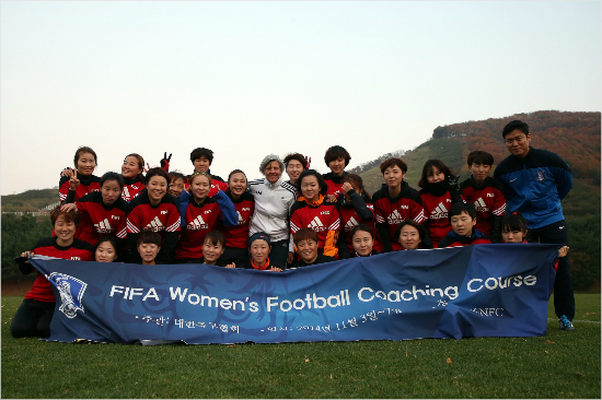 대한축구협회는네덜란드출신헤스테리나데뢰스강사를초빙해국제축구연맹(FIFA)여성지도자특별교육을진행했다.(자료사진=대한축구협회)