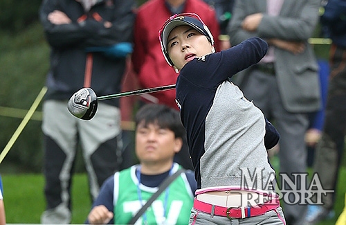 ▲허윤경이11번홀에서티샷을날리고있다.사진