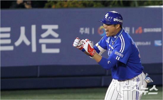 7일저녁서울목동야구장에서열린2014한국야쿠르트세븐프로야구한국시리즈3차전넥센히어로즈와삼성라이온즈의경기9회초2사1루상황,박한이가중월투런홈런을때린뒤그라운드를돌고있다.(박종민기자)