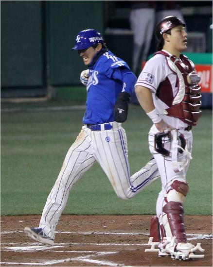 7일저녁서울목동야구장에서열린2014한국야쿠르트세븐프로야구한국시리즈3차전넥센히어로즈와삼성라이온즈의경기8회초2사1루상황,이승엽의행운의안타때1루주자박해민이홈을밟고있다.(박종민기자)