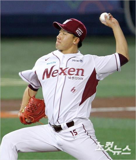 7일저녁서울목동야구장에서열린2014한국야쿠르트세븐프로야구한국시리즈3차전넥센히어로즈와삼성라이온즈의경기에서넥센선발오재영이역투하고있다.(박종민기자)