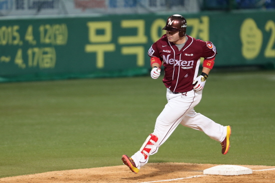 ▲KS2차전에서홈런포를가동한박병호.그러나홈런타자인그도포스트시즌에서목동구장홈런숫자는0에머물러있다.사진│넥센히어로즈