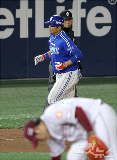 '승자와패자'삼성박한이가7일한국시리즈3차전에서결승포를때린뒤그라운드를돌고있는사이넥센한현희가마운드를고르고있다.(목동=박종민기자)