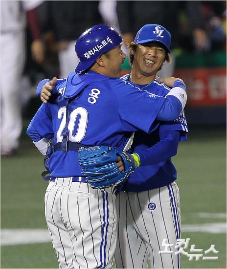 7일저녁서울목동야구장에서열린2014한국야쿠르트세븐프로야구한국시리즈3차전넥센히어로즈와삼성라이온즈의경기에서3대1로승리한삼성선수들이환호하고있다.(박종민기자)