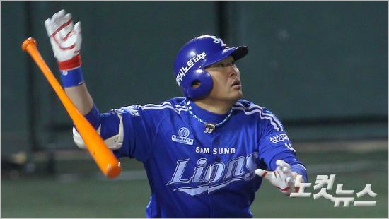 7일저녁서울목동야구장에서열린2014한국야쿠르트세븐프로야구한국시리즈3차전넥센히어로즈와삼성라이온즈의경기9회초2사1루상황,박한이가중월투런홈런을때리고있다.(박종민기자)