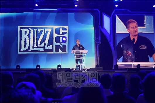 마이크 모하임 블리자드 대표가 블리즈컨 2014 개막식 기조연설을 하고 있다.