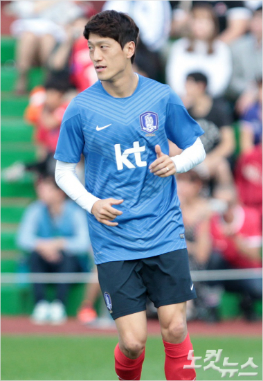 지난브라질월드컵에서부진한활약에그쳤던이청용은최근과거의기량을되찾으며소속팀은물론,축구대표팀에서도뛰어난경기력을선보이고있다.박종민기자