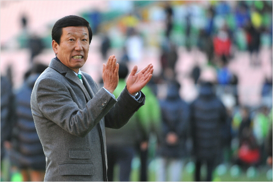 전북현대는2005년부터지휘봉을잡은최강희감독체제로2009년과2011년에이어2014년에K리그통산세번째우승트로피를차지했다.(자료사진=전북현대)