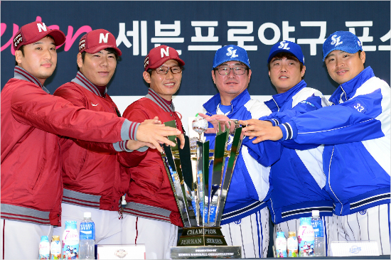 '일단대결은메이드된거다?'넥센이택근,강정호,염경엽감독과삼성류중일감독,안지만,박한이(왼쪽부터)가지난3일한국시리즈미디어데이에서우승컵에손을얹고필승을다짐하는모습.(자료사진=삼성)