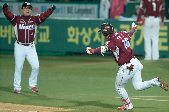 '택근이형,고마워요'넥센강정호가4일한국시리즈1차전에서안지만대신마운드에오른차우찬을상대로8회결승2점홈런을때려낸뒤심재학코치(왼쪽)와함께팔을벌리고기뻐하는모습.(자료사진=넥센히어로즈)