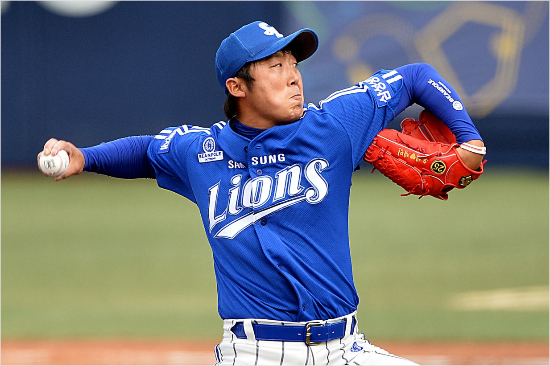 '어딜감히'삼성배영수가8일넥센과한국시리즈4차전에서힘차게공을뿌리고있는모습.(자료사진=삼성)