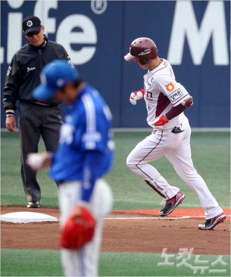 '같은고개방향,다른의미?'넥센이택근(오른쪽)이8일삼성과한국시리즈4차전에서4회쐐기2점포를때려낸뒤그라운드를도는사이삼성투수배영수가마운드에서공을만지며생각에잠겨있는모습.(목동=박종민기자)