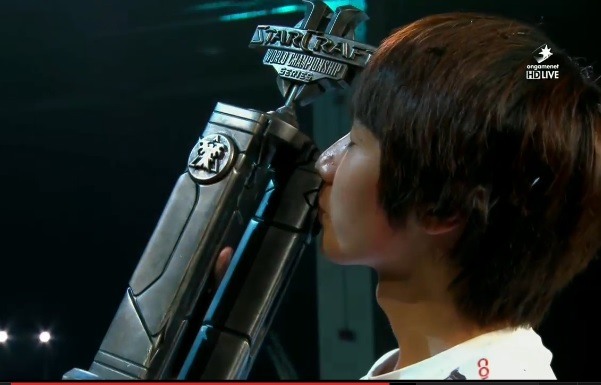 김유진(당시 웅진)이 WCS 글로벌 파이널 2013에서 우승한 뒤 트로피에 입을 맞추고 있다(사진=온게임넷 방송화면 캡처).