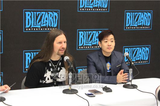 왼쪽부터 블리자드 크리스 시가티 부사장과 데이비드 김 밸런스 디자이너가 '공허의 유산'에 대해 설명하고 있다.
