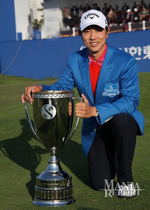 ▲배상문이우승트로피와기념촬영을하고있다.사진