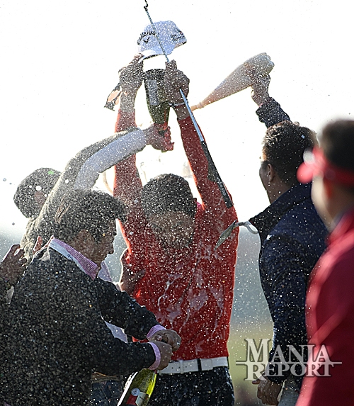 ▲배상문이우승을확정지은후동료들에게축하를받고있다.사진