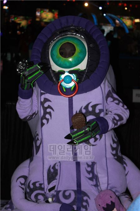 저 눈동자 안에 얼굴 보이십니까? 코스튬 전에 저걸 벗고 주변 친구들 도움으로 음료를 마시고 햄버거를 베어 물다가 카메라가 오니 다시 포즈를 취하더군요. 당신이 진정한 블빠!