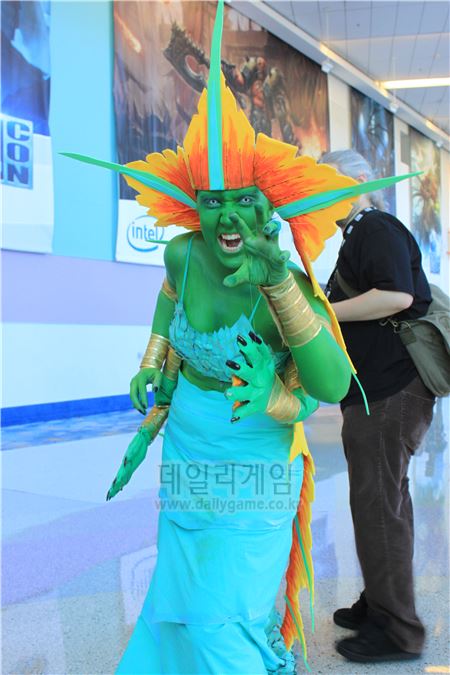 언니 그러지 마용, 무서워요. 팔 4개의 디테일! 나가도 이제 코스튬의 시대란 말인가?