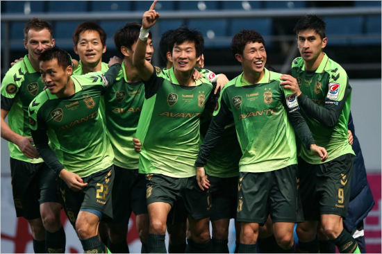 '현대오일뱅크K리그클래식2014'는시즌초반부터선두권에서독주했던전북이조기우승을확정했다.하지만시즌마지막경기까지치열한아시아축구연맹(AFC)챔피언스리그출전권확보경쟁과강등권탈출경쟁이펼쳐지며축구팬의이목을집중시키고있다.(자료사진=한국프로축구연맹)