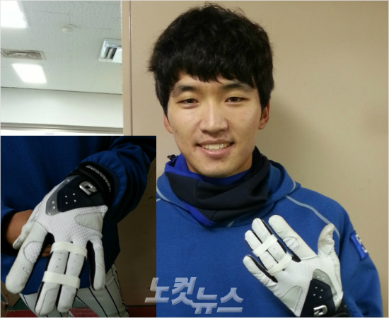 '손가락4개라도마음은5개'삼성박해민은지난5일넥센과한국시리즈5차전도중왼약지인대가50%나손상되는부상을입었다.그럼에도손가락에테이프를감고출전을강행하는투혼을보이고있다.(사진=임종률기자)